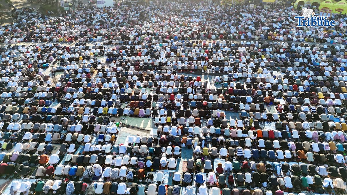 Muslim worshippers gather at Quezon City Circle on Saturday, 21 March 2026, to offer prayers in celebration of Eid’l Fitr.