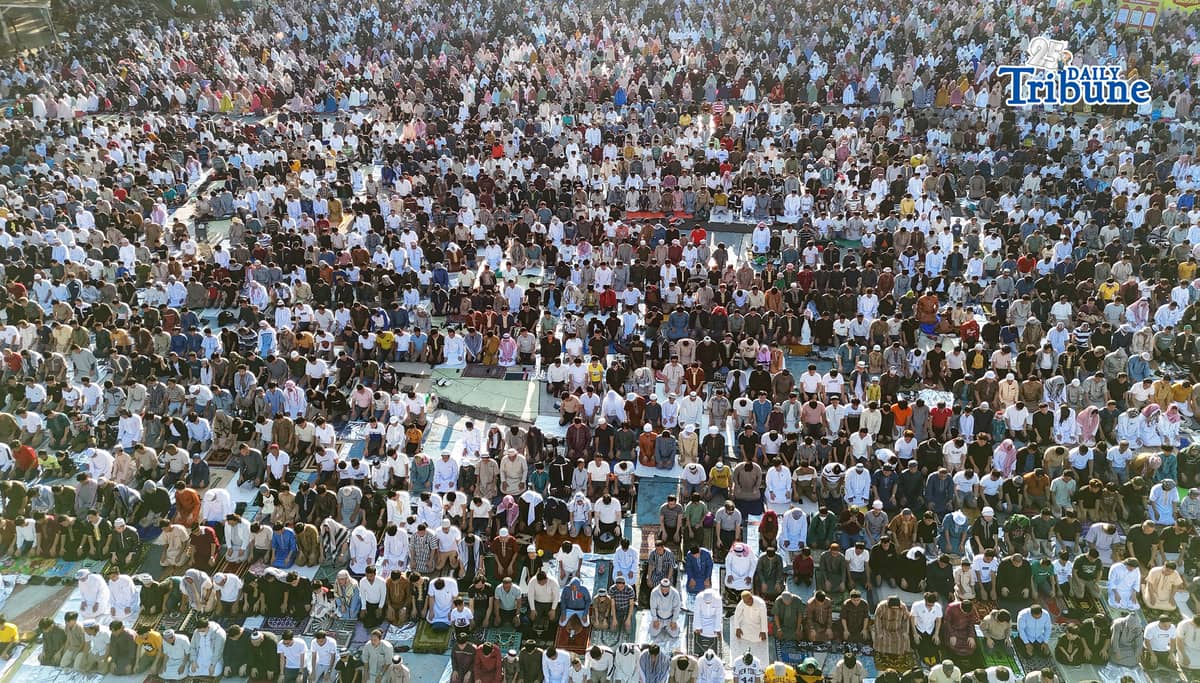Muslim worshippers gather at Quezon City Circle on Saturday, 21 March 2026, to offer prayers in celebration of Eid’l Fitr.