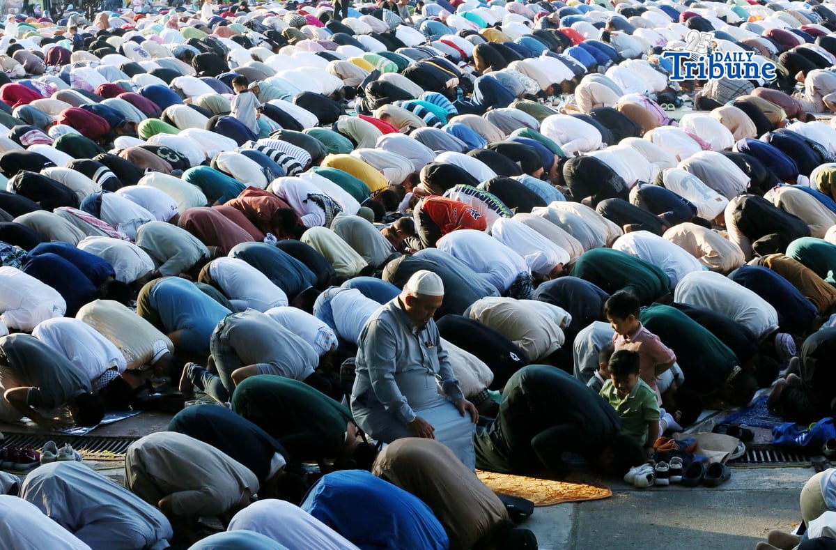 (March 21 2026) Muslim brothers and sisters gathered at Quezon City Circle , offer prayers as they celebrate Eid’l Fitr on Saturday March 21 2026. Photo/Analy Labor