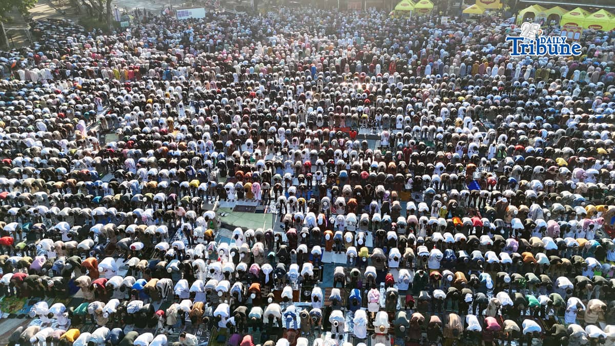 Muslim worshippers gather at Quezon City Circle on Saturday, 21 March 2026, to offer prayers in celebration of Eid’l Fitr.
