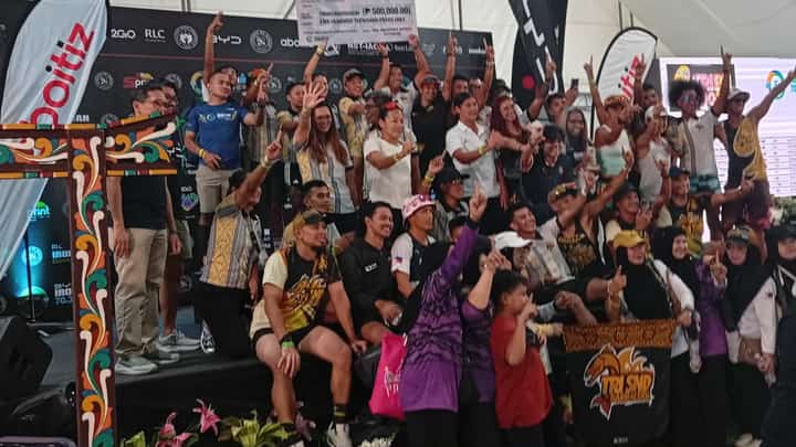 MEMBERS of the Team Tri-SND Barracudas celebrate after winning their third straight Tribu Maisugon award during the BYD IRONMAN 70.3 Davao over the weekend.