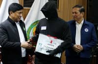 PHILIPPINE Drug Enforcement Agency director general Isagani Nerez (left) presents the monetary rewards to the 6 from 31 civilian informants during the Operation: Private Eye at the PDEA National Office in Quezon City on Monday.