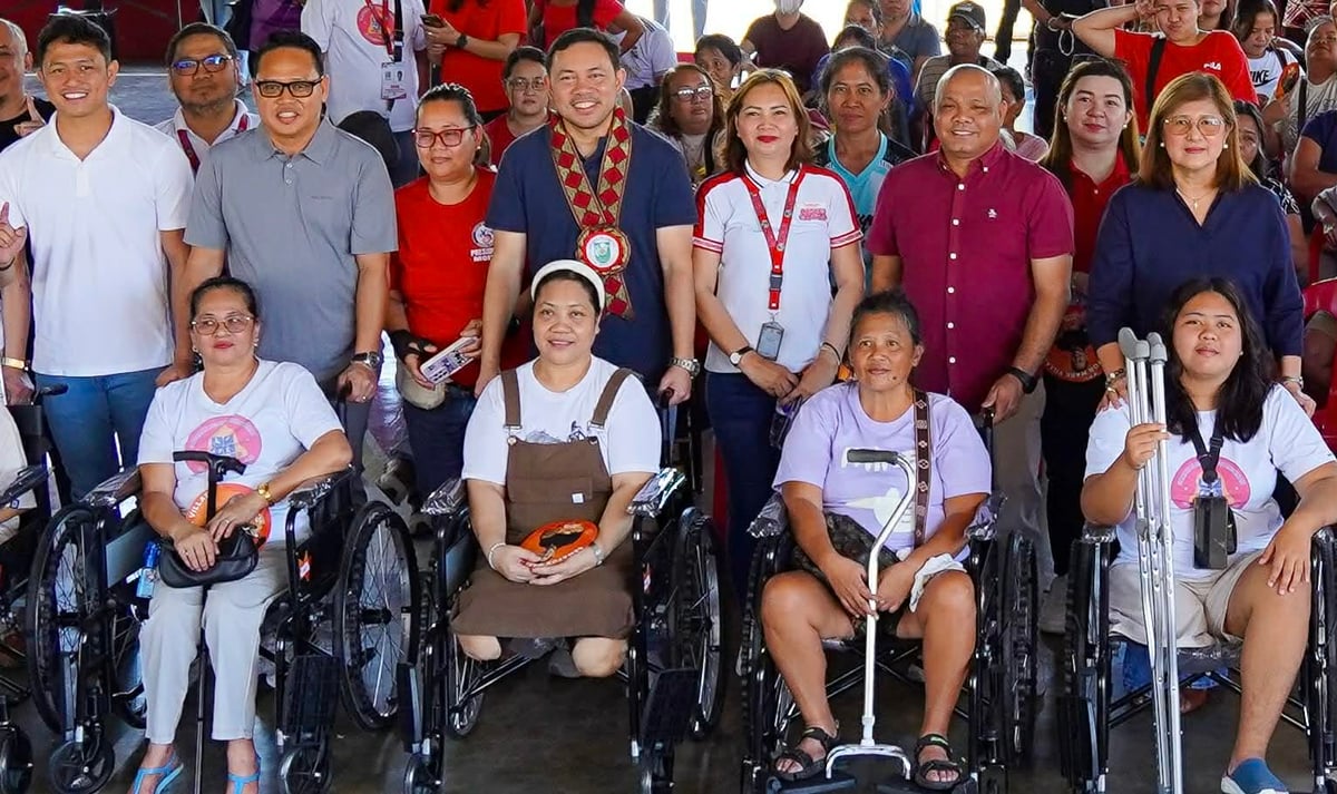 Villar leads wheelchair distribution