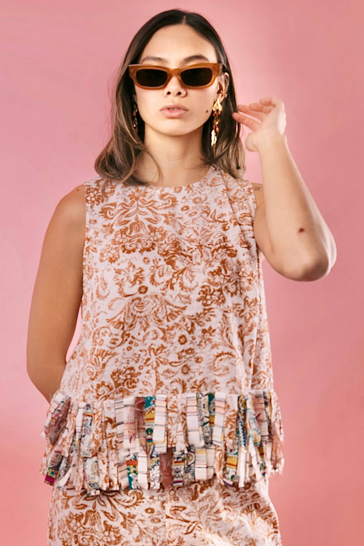 SLEEVELESS floral top with fringe hem scraps detail