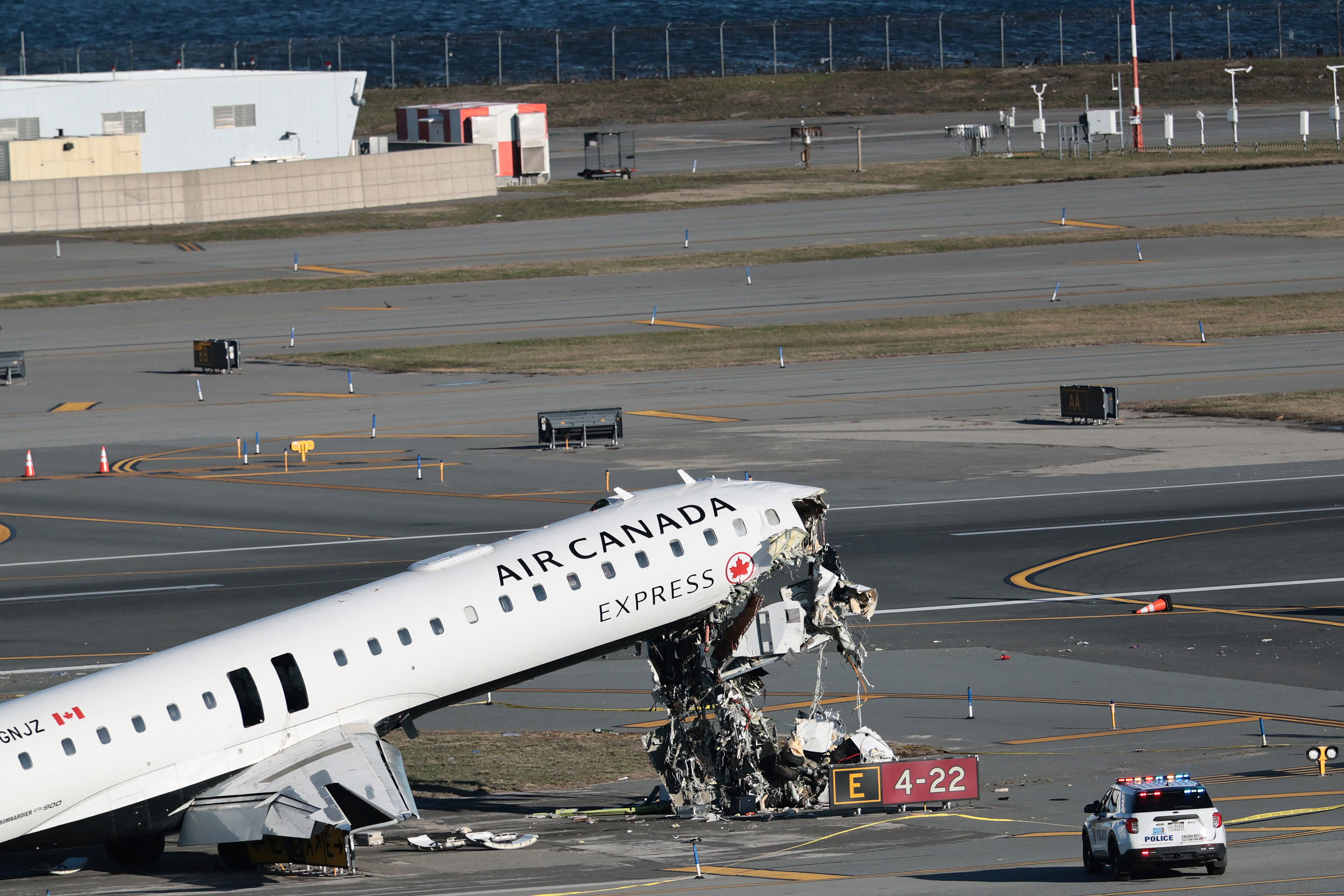 US officials downplay controller 'distraction' in New York crash