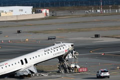 US officials downplay controller 'distraction' in New York crash