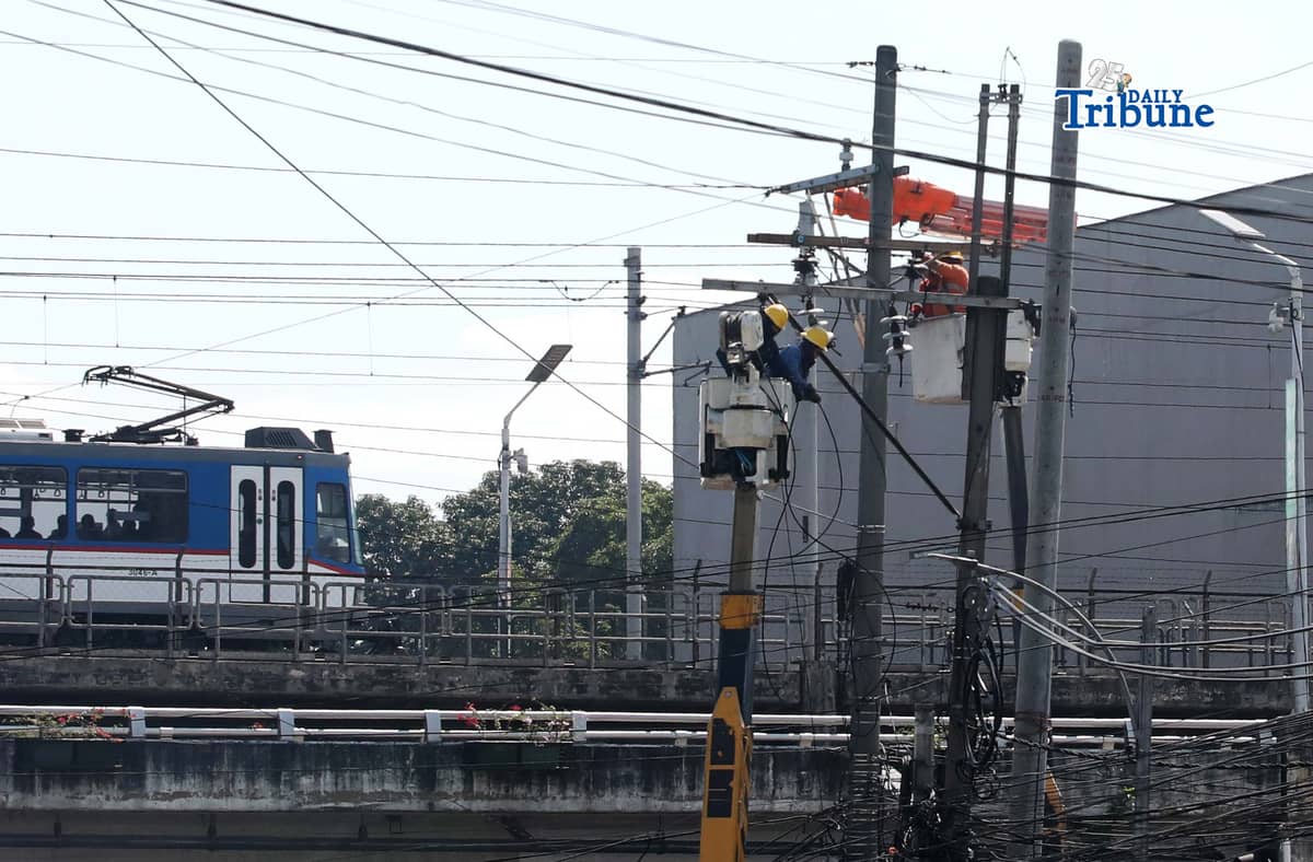 (March 25 2026) Meralco linemen replace dilapidated electricity lines and posts along Kamuning Road in Quezon City on Wednesday, March 25, 2026, in early 2026, coal generation is being ramped up to mitigate high electricity costs and supply risks caused by Gulf region conflicts, aiming to cut rising electricity rates. Key issues include rising transmission charges, infrastructure development for nuclear energy, and improving reliability in electric cooperatives. Photo/Analy Labor