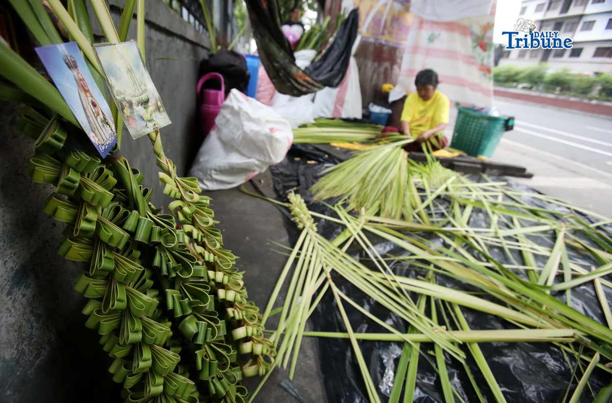 (March 26 2026) A vendor makes creative “palaspas” outside the Santo Domingo Church in Quezon City on Thursday, March 26, 2026, in preparation for Palm Sunday. Photo/Analy Labor