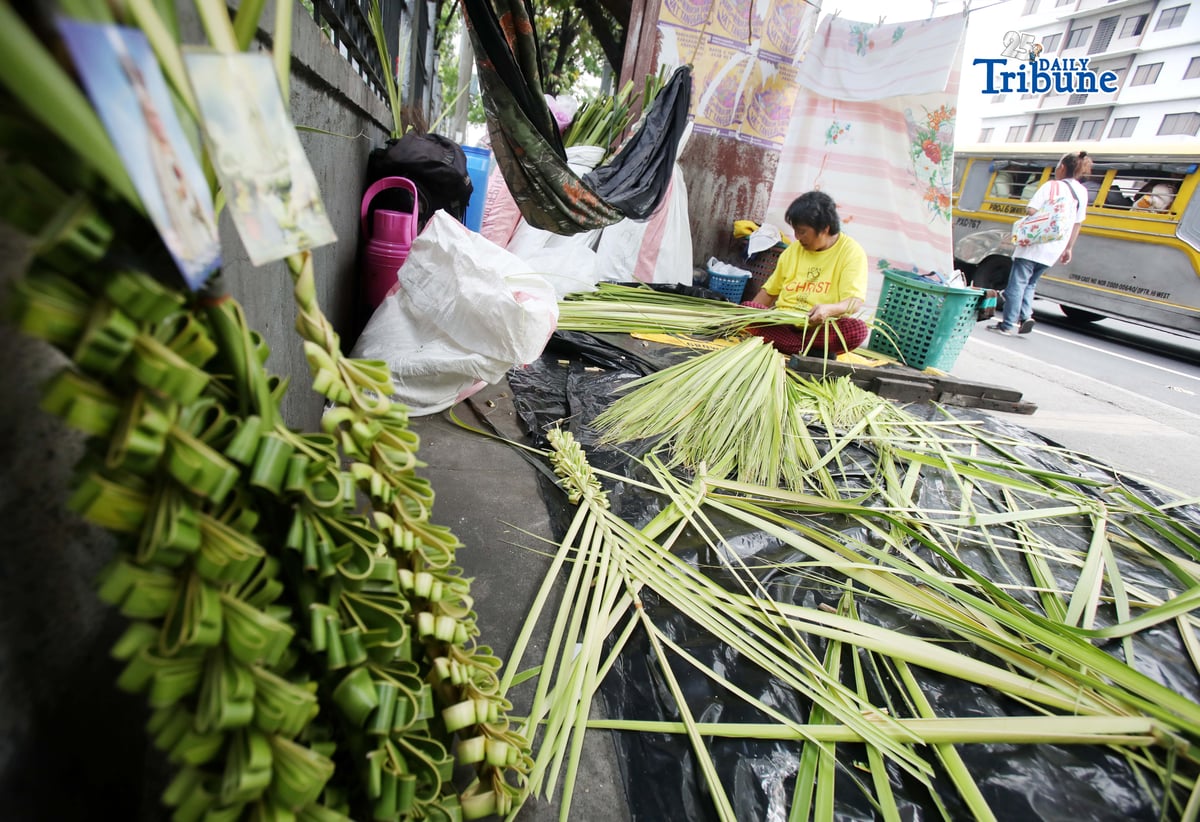 (March 26 2026) A vendor makes creative “palaspas” outside the Santo Domingo Church in Quezon City on Thursday, March 26, 2026, in preparation for Palm Sunday. Photo/Analy Labor