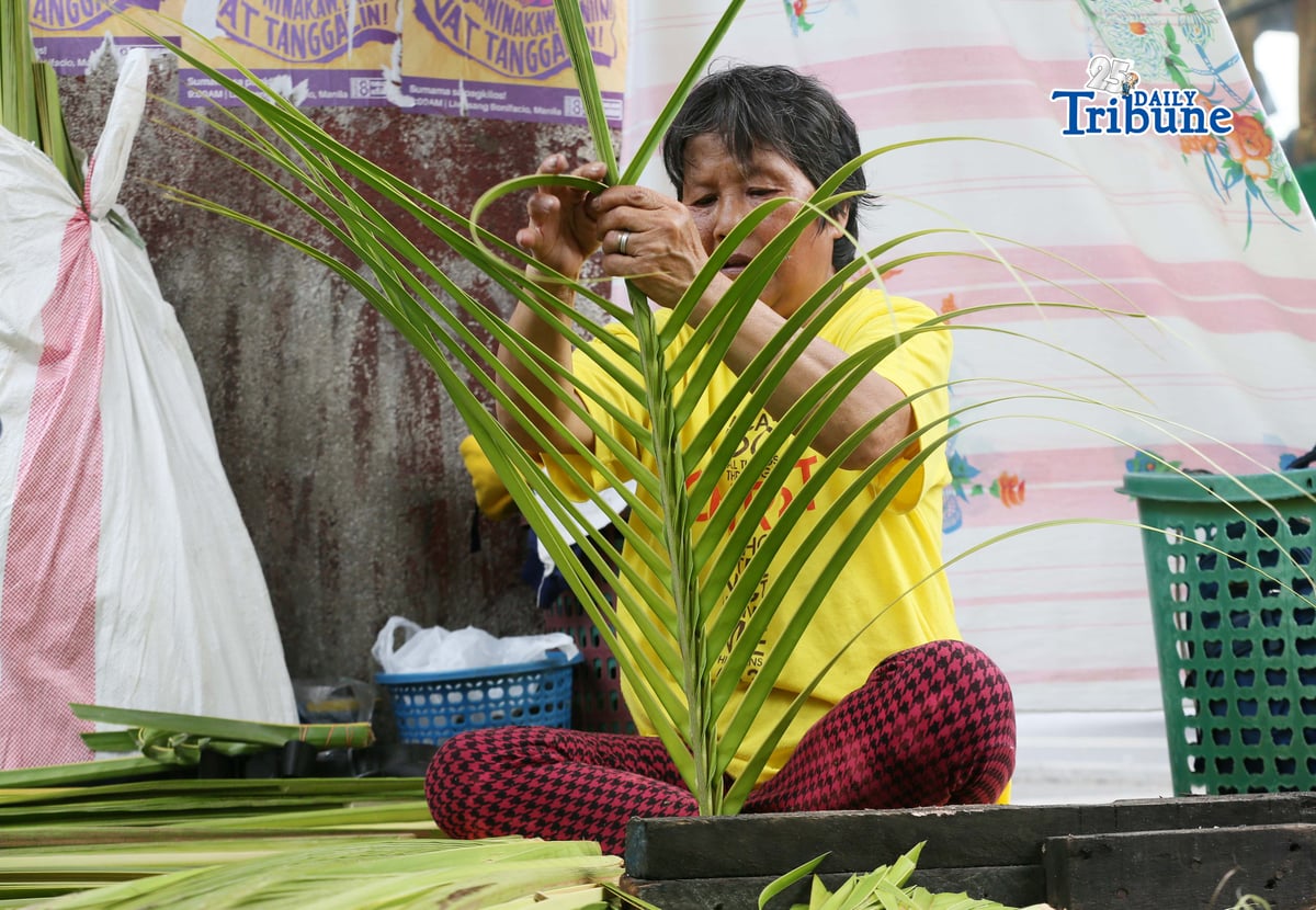 (March 26 2026) A vendor makes creative “palaspas” outside the Santo Domingo Church in Quezon City on Thursday, March 26, 2026, in preparation for Palm Sunday. Photo/Analy Labor