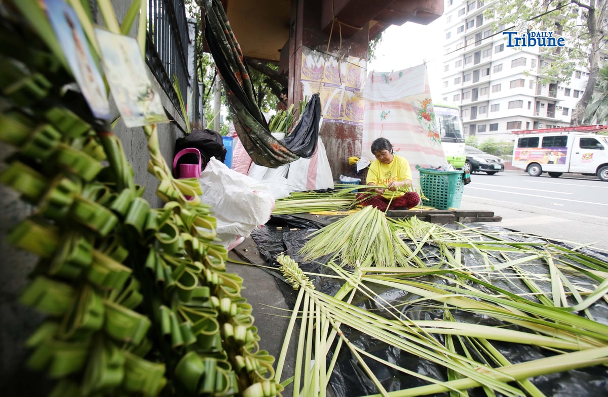(March 26 2026) A vendor makes creative “palaspas” outside the Santo Domingo Church in Quezon City on Thursday, March 26, 2026, in preparation for Palm Sunday. Photo/Analy Labor