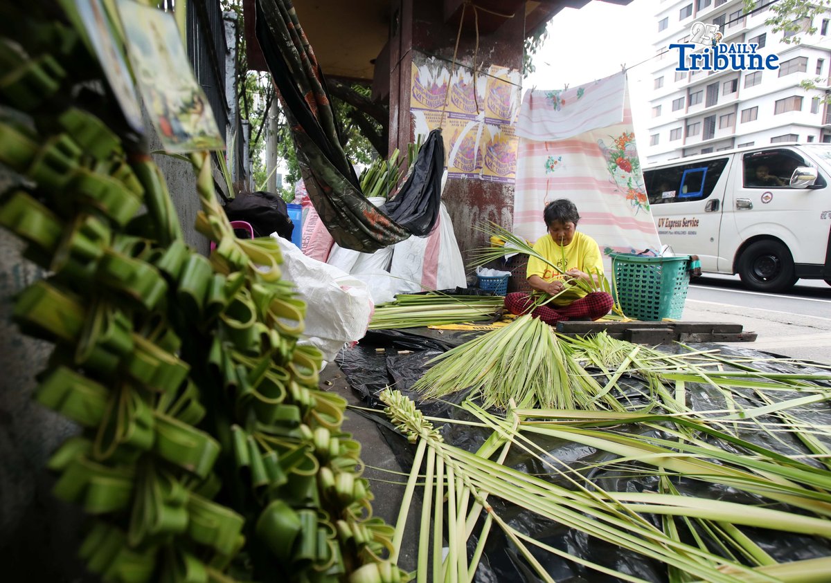 (March 26 2026) A vendor makes creative “palaspas” outside the Santo Domingo Church in Quezon City on Thursday, March 26, 2026, in preparation for Palm Sunday. Photo/Analy Labor