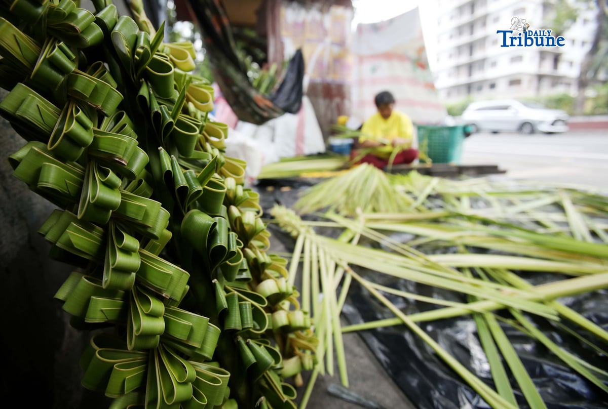 (March 26 2026) A vendor makes creative “palaspas” outside the Santo Domingo Church in Quezon City on Thursday, March 26, 2026, in preparation for Palm Sunday. Photo/Analy Labor