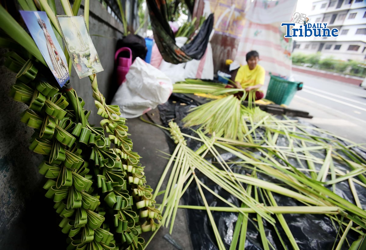 (March 26 2026) A vendor makes creative “palaspas” outside the Santo Domingo Church in Quezon City on Thursday, March 26, 2026, in preparation for Palm Sunday. Photo/Analy Labor