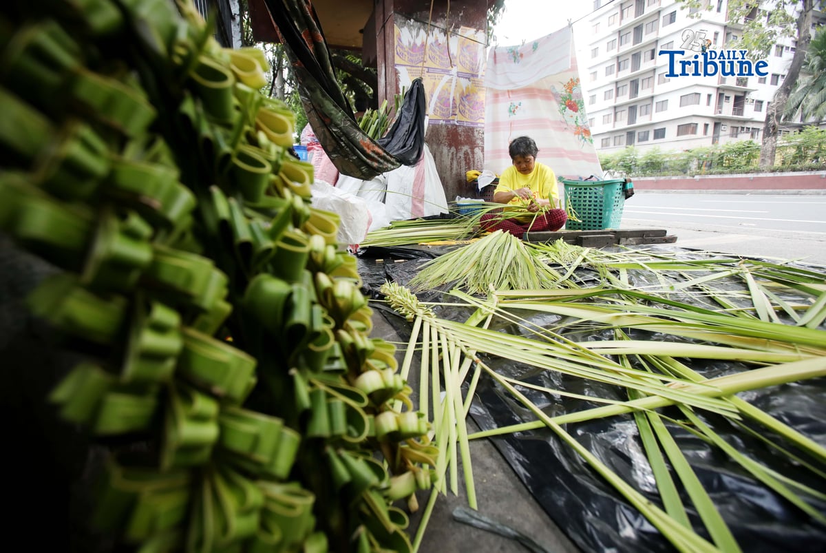 (March 26 2026) A vendor makes creative “palaspas” outside the Santo Domingo Church in Quezon City on Thursday, March 26, 2026, in preparation for Palm Sunday. Photo/Analy Labor