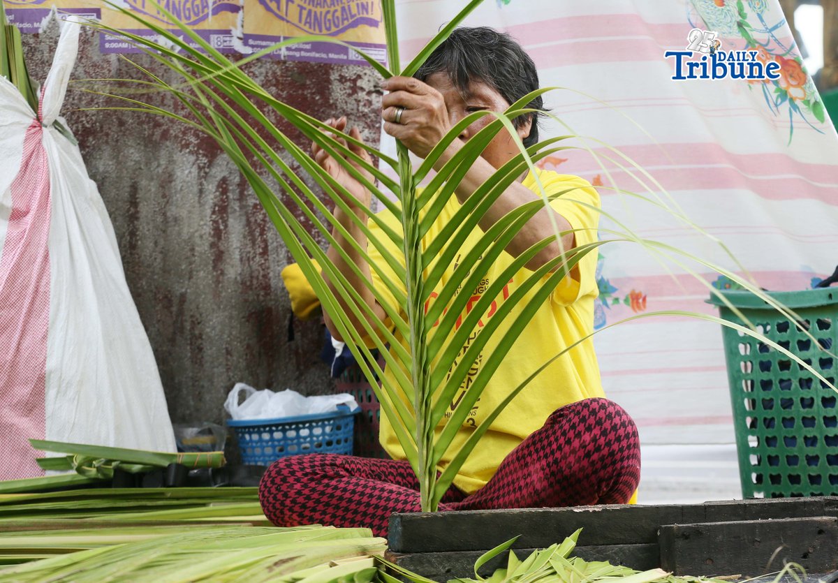 (March 26 2026) A vendor makes creative “palaspas” outside the Santo Domingo Church in Quezon City on Thursday, March 26, 2026, in preparation for Palm Sunday. Photo/Analy Labor