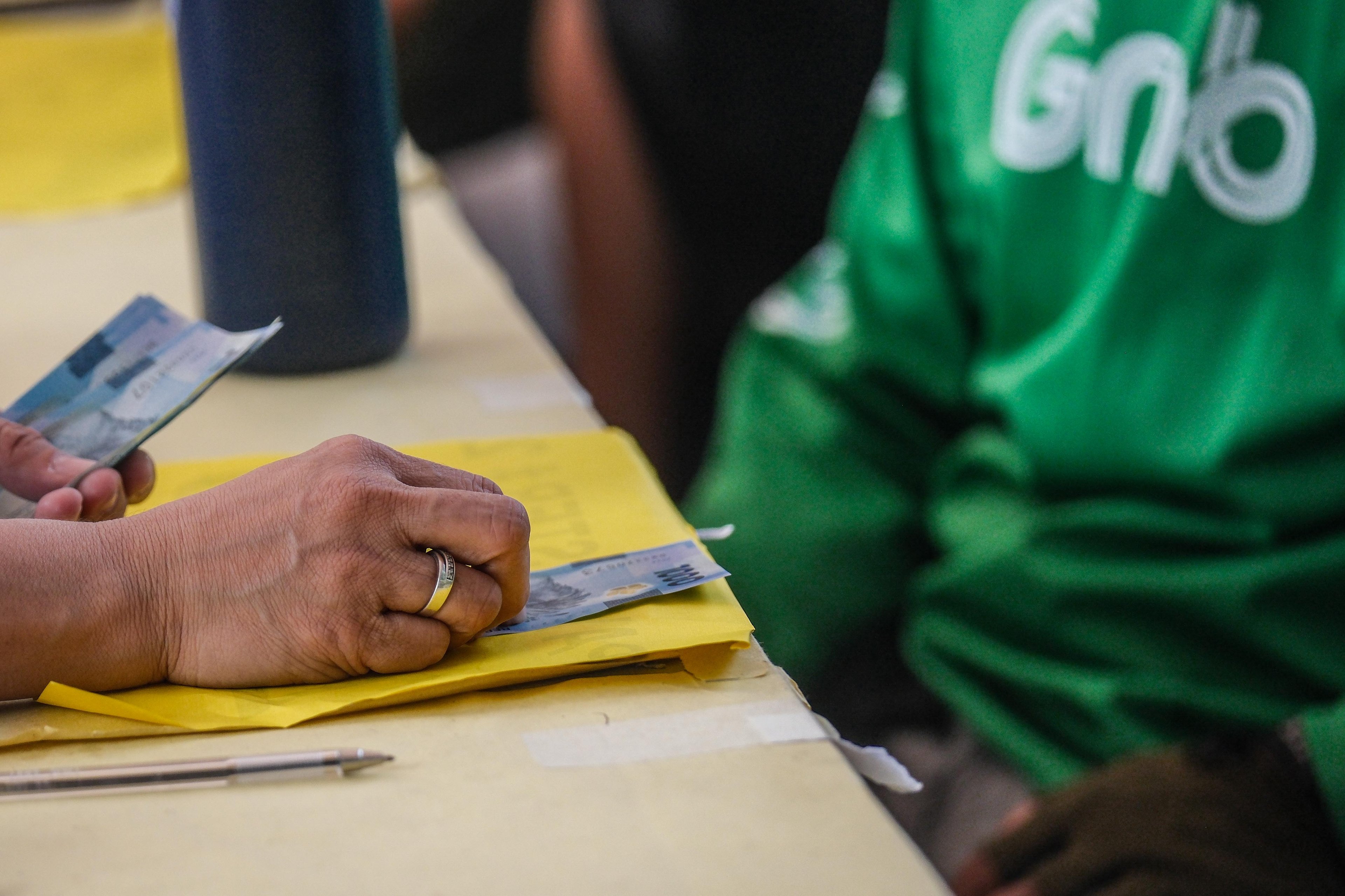 Transport ayuda tied to votes?