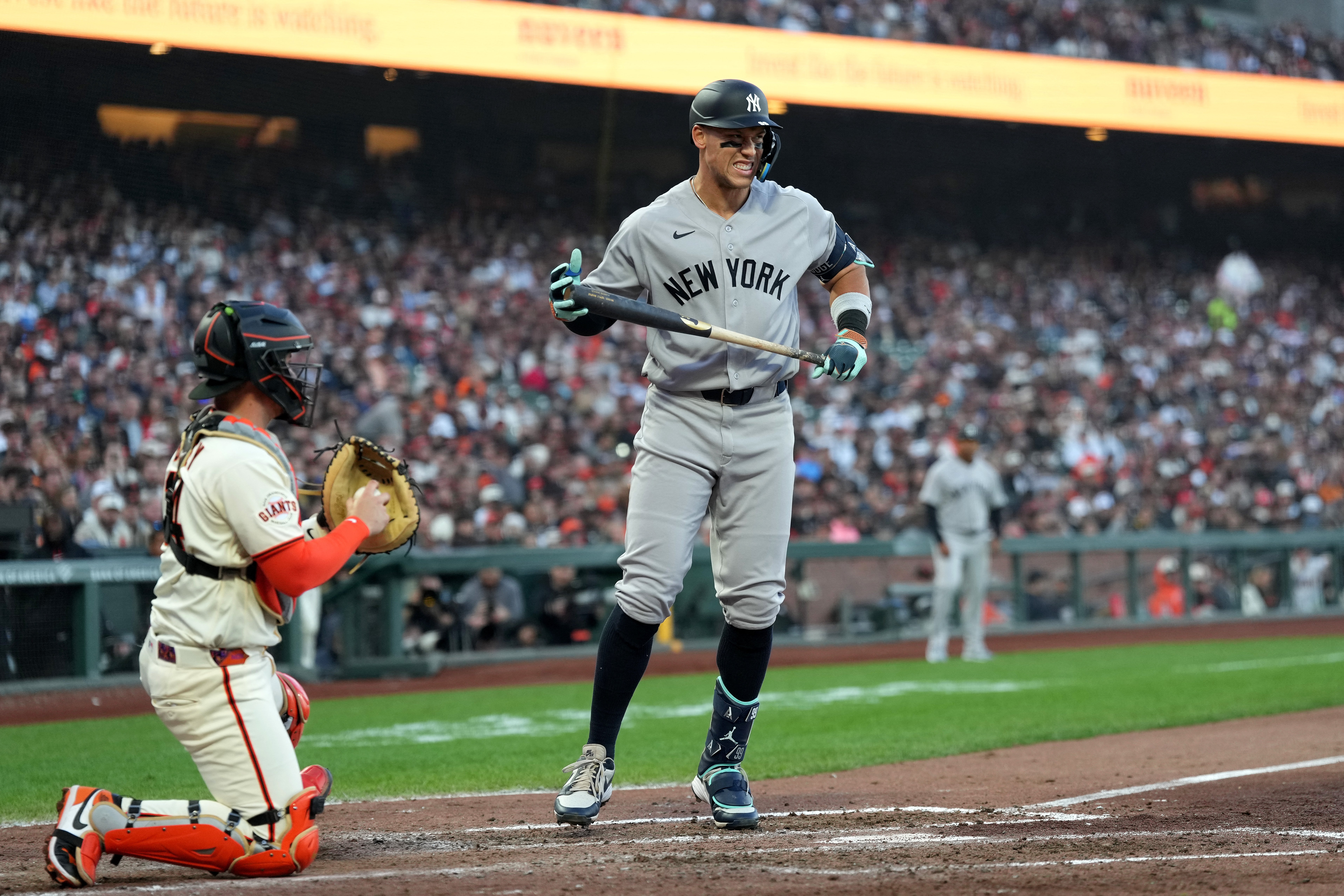 Yankees rout Giants to open MLB season