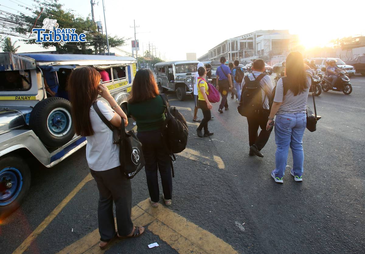(March 27 2026) Situation at Philcoa along Commonwealth avenue on the second day of transport strike amid rising fuel prices, Commuters waiting for public transportation to ride, on Friday morning, March 27, 2026. Photo/Analy Labor