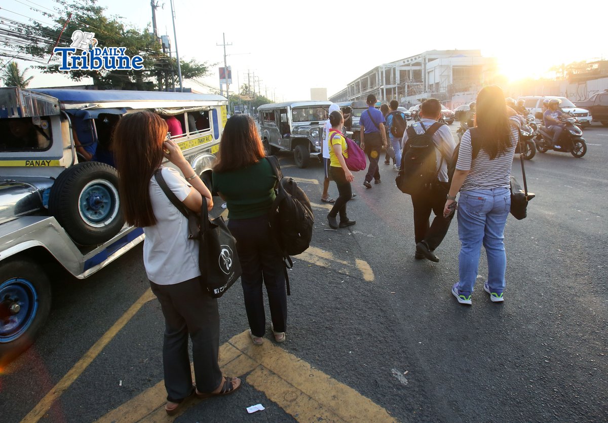 (March 27 2026) Situation at Philcoa along Commonwealth avenue on the second day of transport strike amid rising fuel prices, Commuters waiting for public transportation to ride, on Friday morning, March 27, 2026. Photo/Analy Labor