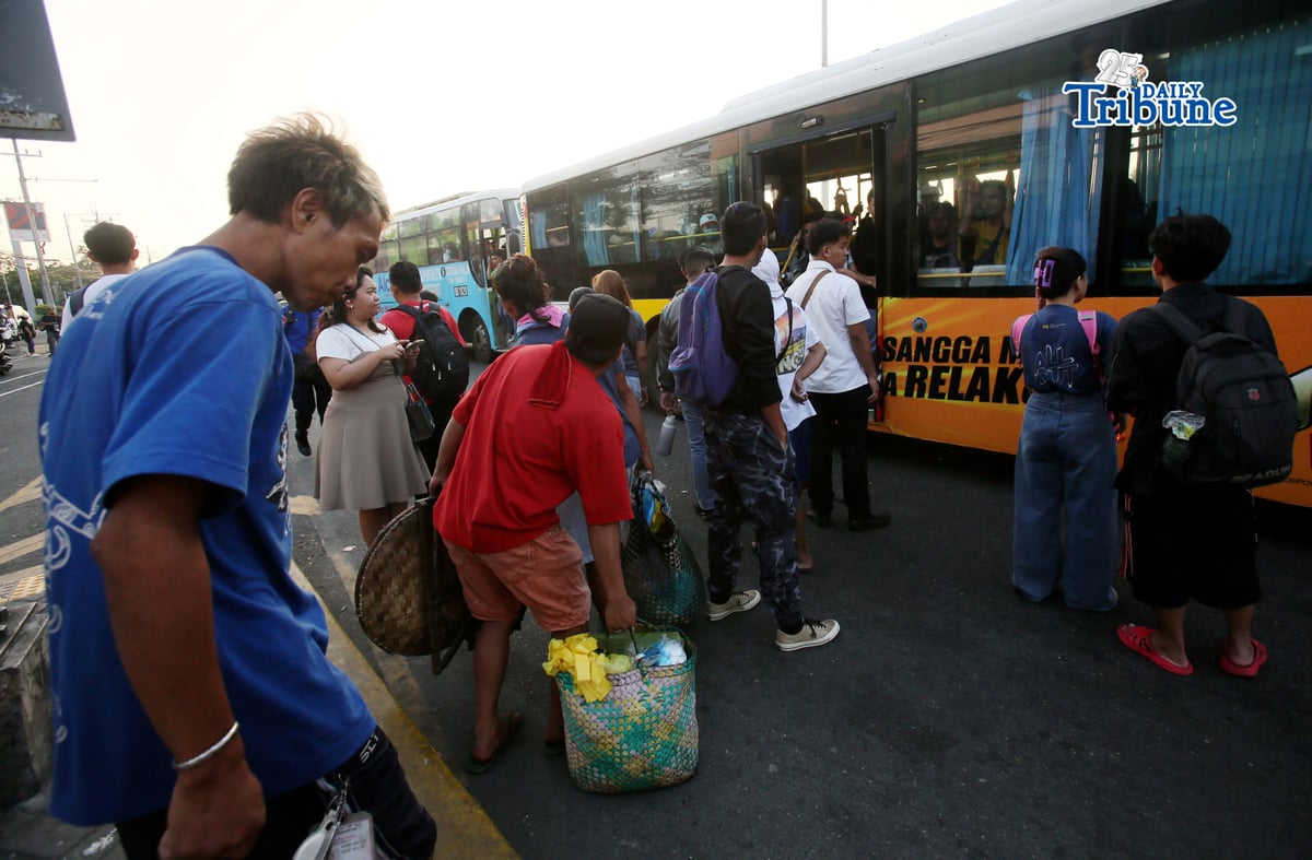 (March 27 2026) Situation at Philcoa along Commonwealth avenue on the second day of transport strike amid rising fuel prices, Commuters waiting for public transportation to ride, on Friday morning, March 27, 2026. Photo/Analy Labor