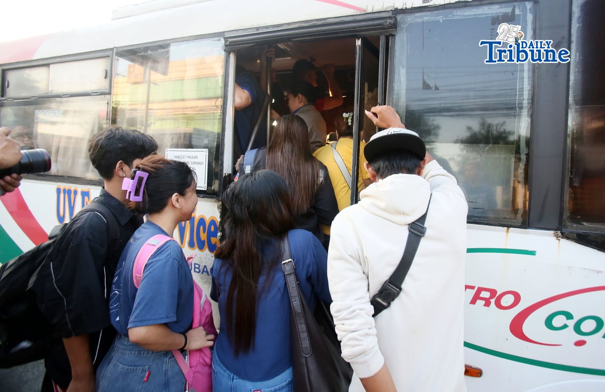 (March 27 2026) Situation at Philcoa along Commonwealth avenue on the second day of transport strike amid rising fuel prices, Commuters waiting for public transportation to ride, on Friday morning, March 27, 2026. Photo/Analy Labor
