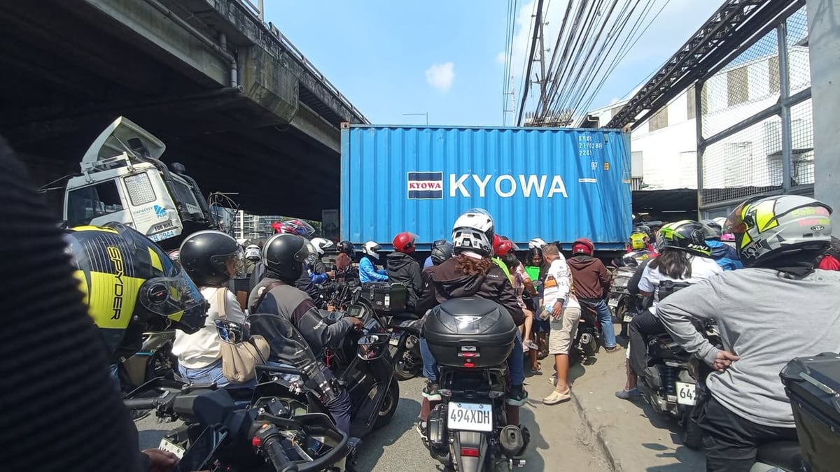 A COMMON Manila scene: Cars, motorcycles and buses sharing limited road space while navigating obstacles.