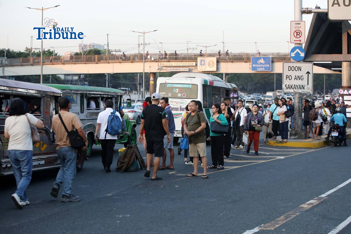 (March 27 2026) Situation at Philcoa along Commonwealth avenue on the second day of transport strike amid rising fuel prices, Commuters waiting for public transportation to ride, on Friday morning, March 27, 2026. Photo/Analy Labor