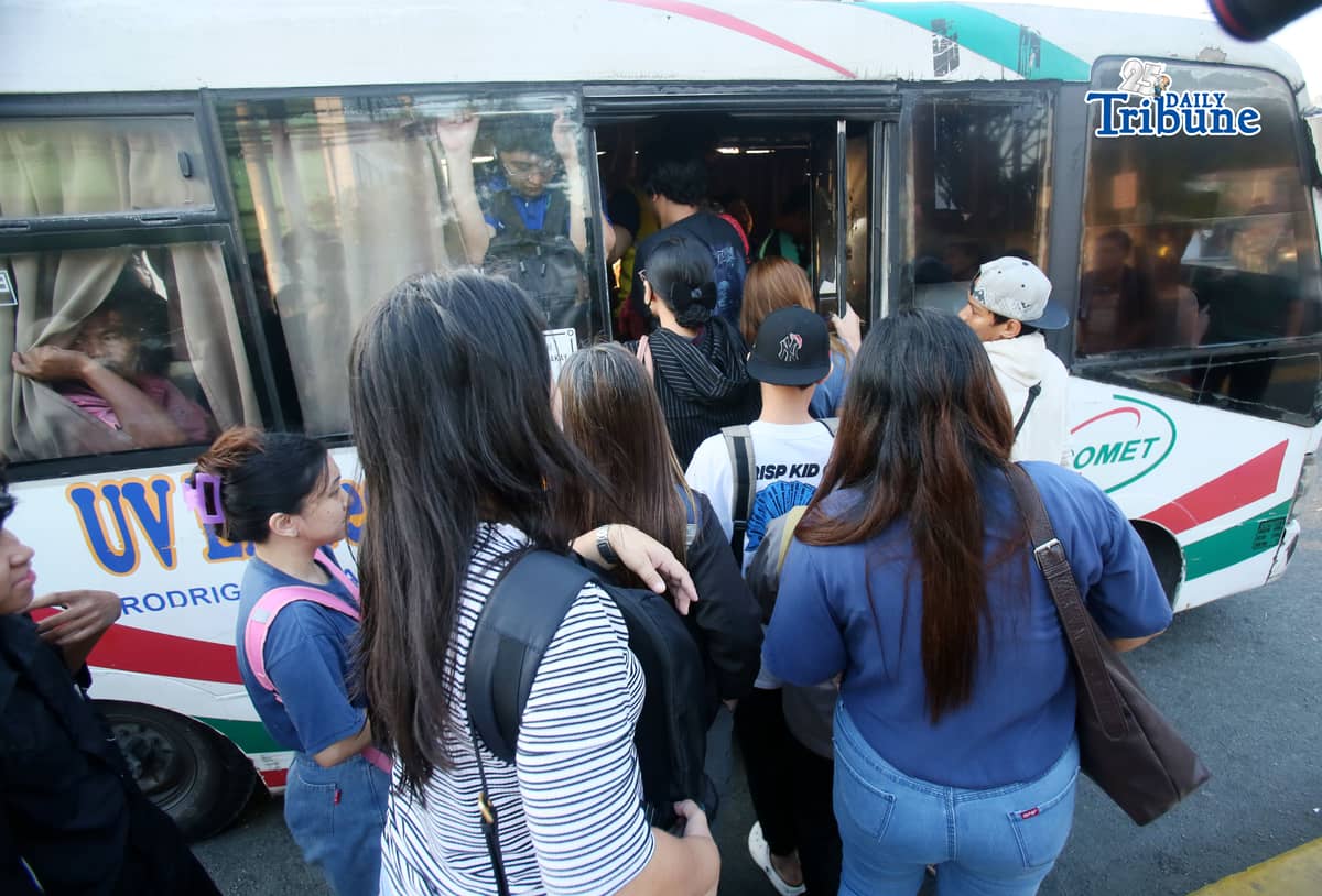 (March 27 2026) Situation at Philcoa along Commonwealth avenue on the second day of transport strike amid rising fuel prices, Commuters waiting for public transportation to ride, on Friday morning, March 27, 2026. Photo/Analy Labor
