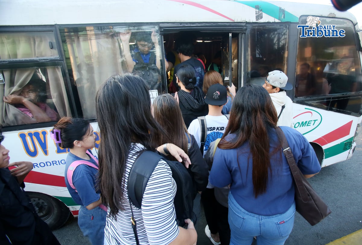 (March 27 2026) Situation at Philcoa along Commonwealth avenue on the second day of transport strike amid rising fuel prices, Commuters waiting for public transportation to ride, on Friday morning, March 27, 2026. Photo/Analy Labor