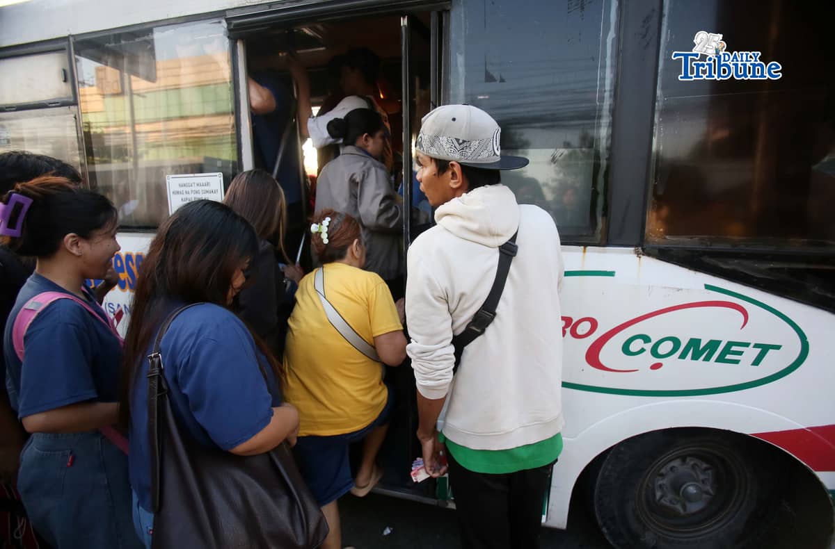 (March 27 2026) Situation at Philcoa along Commonwealth avenue on the second day of transport strike amid rising fuel prices, Commuters waiting for public transportation to ride, on Friday morning, March 27, 2026. Photo/Analy Labor