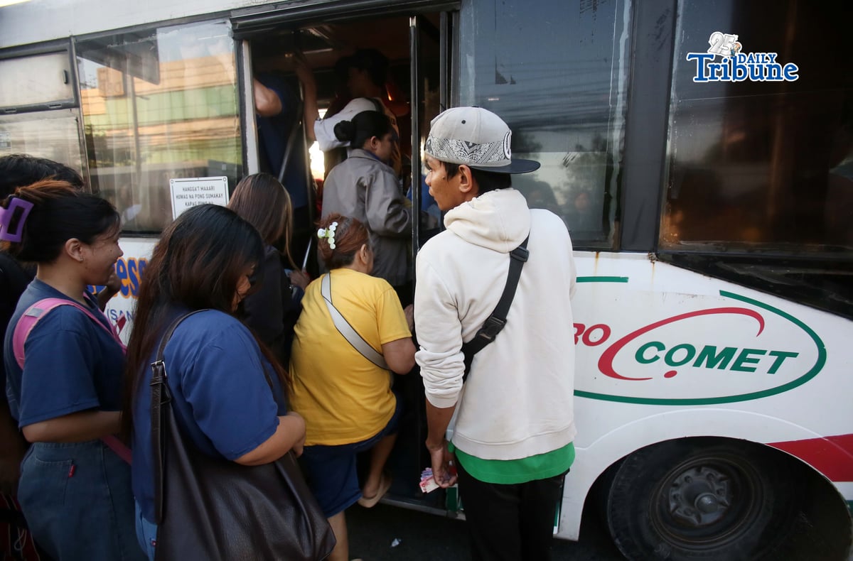(March 27 2026) Situation at Philcoa along Commonwealth avenue on the second day of transport strike amid rising fuel prices, Commuters waiting for public transportation to ride, on Friday morning, March 27, 2026. Photo/Analy Labor