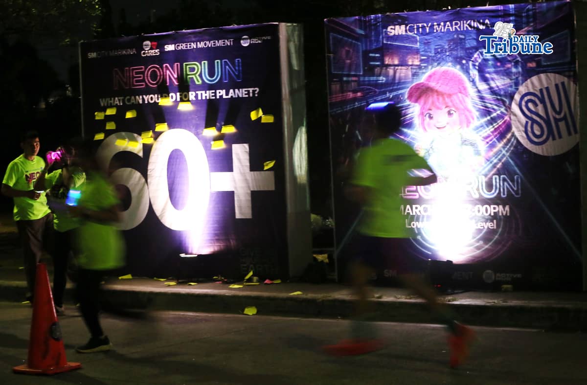 (March 28 2026) Mall goers and Runners wearing neon colored shirt and lighted shades as they participate in the community run in observance of earth hour at SM Marikina on March 28, 2026. SM mall switch off their lights from 8:30-9:30 as part of the annual ceremonial event of earth hour. Earth Hour, organized by the World Wildlife Fund (WWF), is a global grassroots movement urging individuals, communities, and businesses to turn off non-essential electric lights for one hour. Photo/Analy Labor