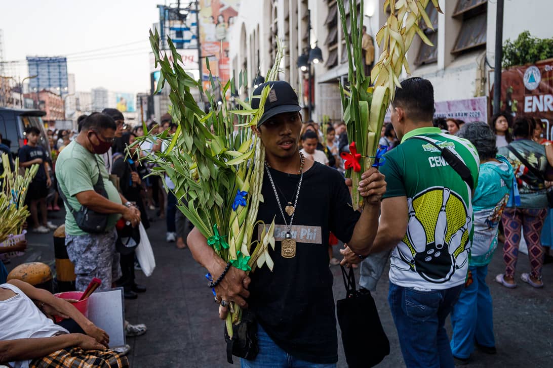 DANGWA is buzzing this Saturday as crafters prep bundles of palaspas for Palm Sunday. From church courtyards to Manila’s busy streets, the sea of green officially signals the start of the Holy Week rush.