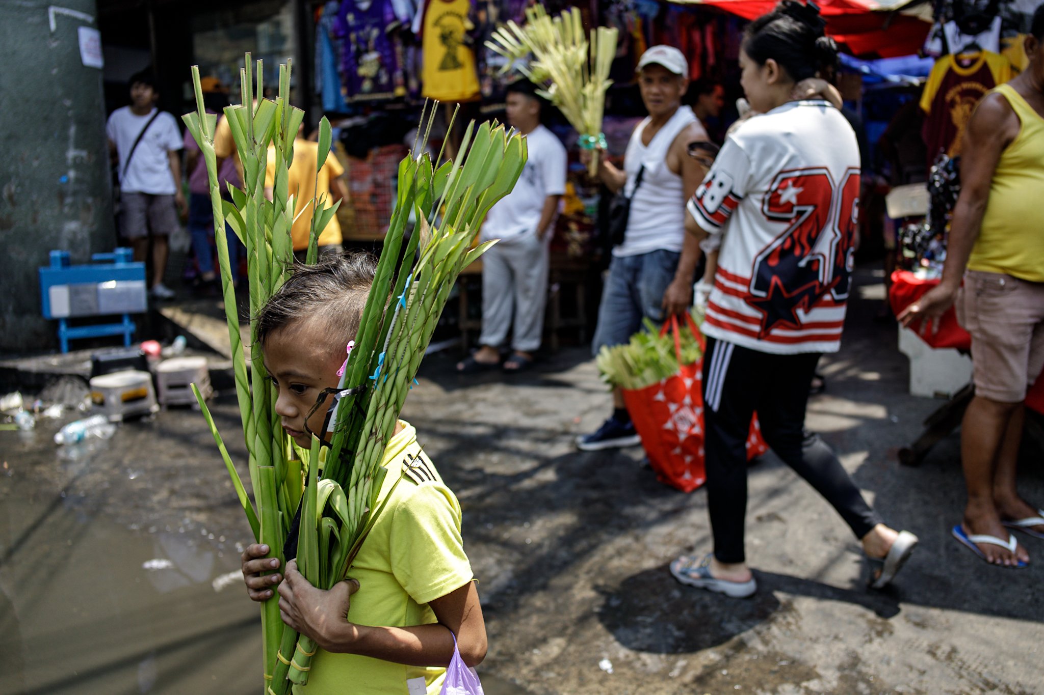Quiapo vendors weave palm fronds ahead of Palm Sunday