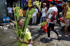 Quiapo vendors weave palm fronds ahead of Palm Sunday