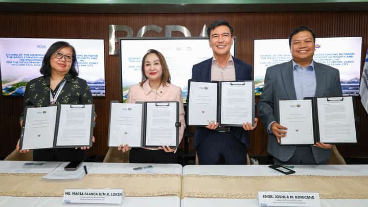 Philippine Pharma Procurement Inc. (PPPI) President and Chief Executive Officer Maria Blanca Kim B. Lokin and Bases Conversion and Development Authority (BCDA) President and CEO Joshua M. Bingcang sign a memorandum of understanding for the conduct of a collaborative study on the development of pharmaceutical economic zones within the Clark Civil Aviation Complex in Pampanga and New Clark City in Tarlac. BCDA Chairperson Atty. Larry Paredes and PPPI Sales Manager Olga L. Layog witness the signing.