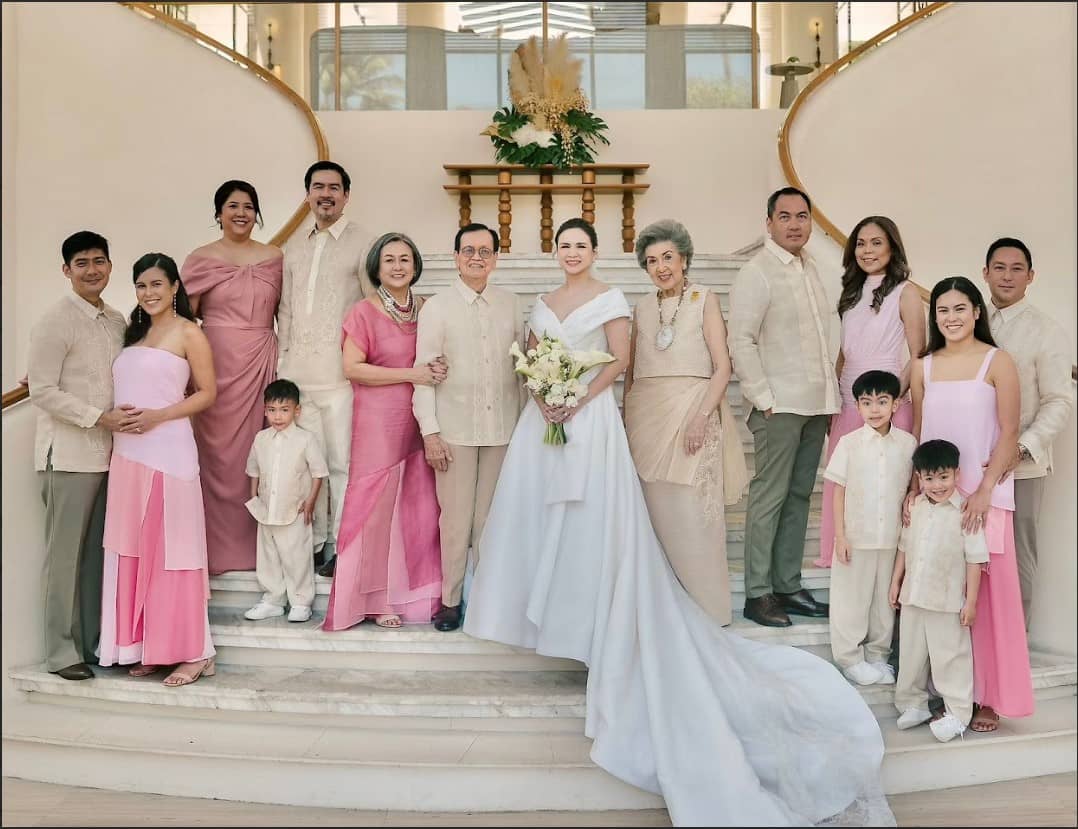 FAMILY of the Bride: Robi Domingo, Maiqui Domingo, Leslie Pineda, Carlo Pineda, Andreas Pineda, Ria Pineda, Jesus Pineda Jr., the bride Patty Pineda,  Maritess Pineda,  Paolo Pineda, Malou Pineda, Sebby Barrera, Joey Barrera, Samantha Barrera and Ernesto Barrera.