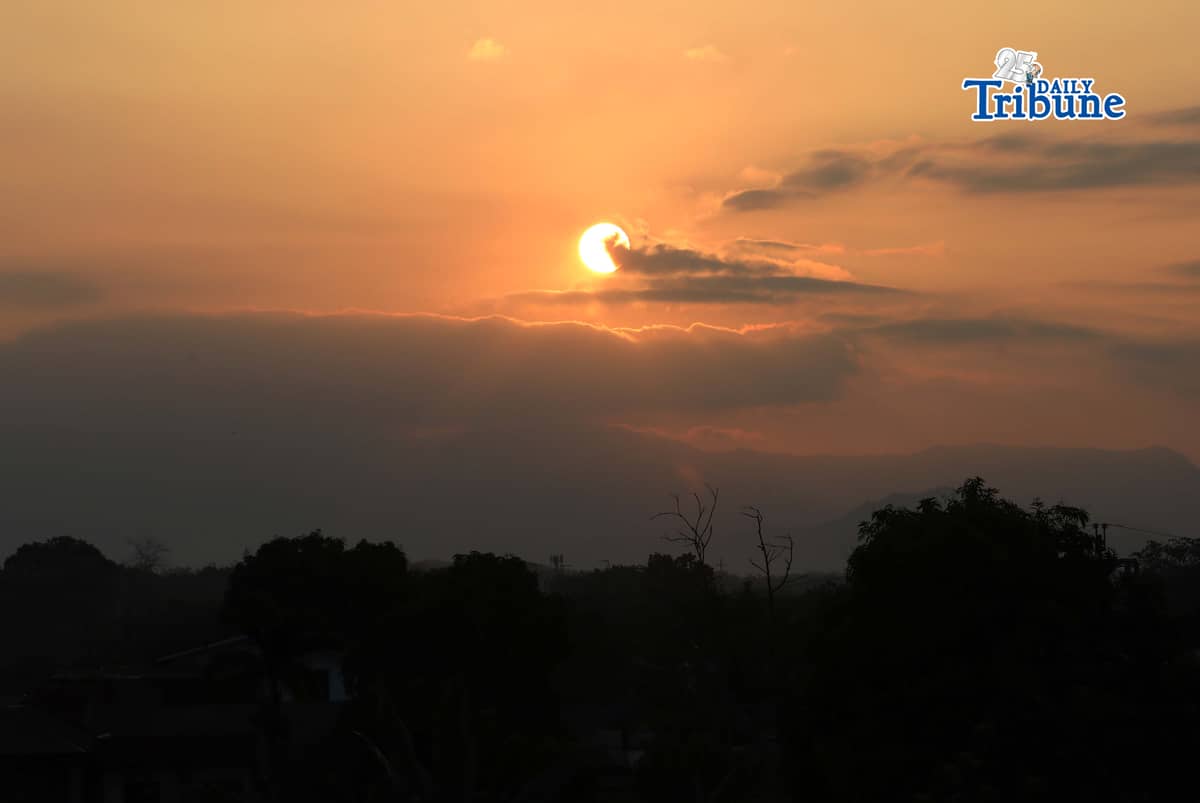 (March 28 2026) A Sunrise on a hazy morning seen from Caloocan City on Saturday March 28 2026. PAGASA warns of surging heat indices entering April 2026, with forecasts indicating "extreme caution" (33°C to 41°C) in many areas as the dry season peaks. Metro Manila is expected to experience temperatures between 35-39°C, and some regions may reach dangerously close to 40°C due to weakened northeast monsoon winds. Photo/Analy Labor