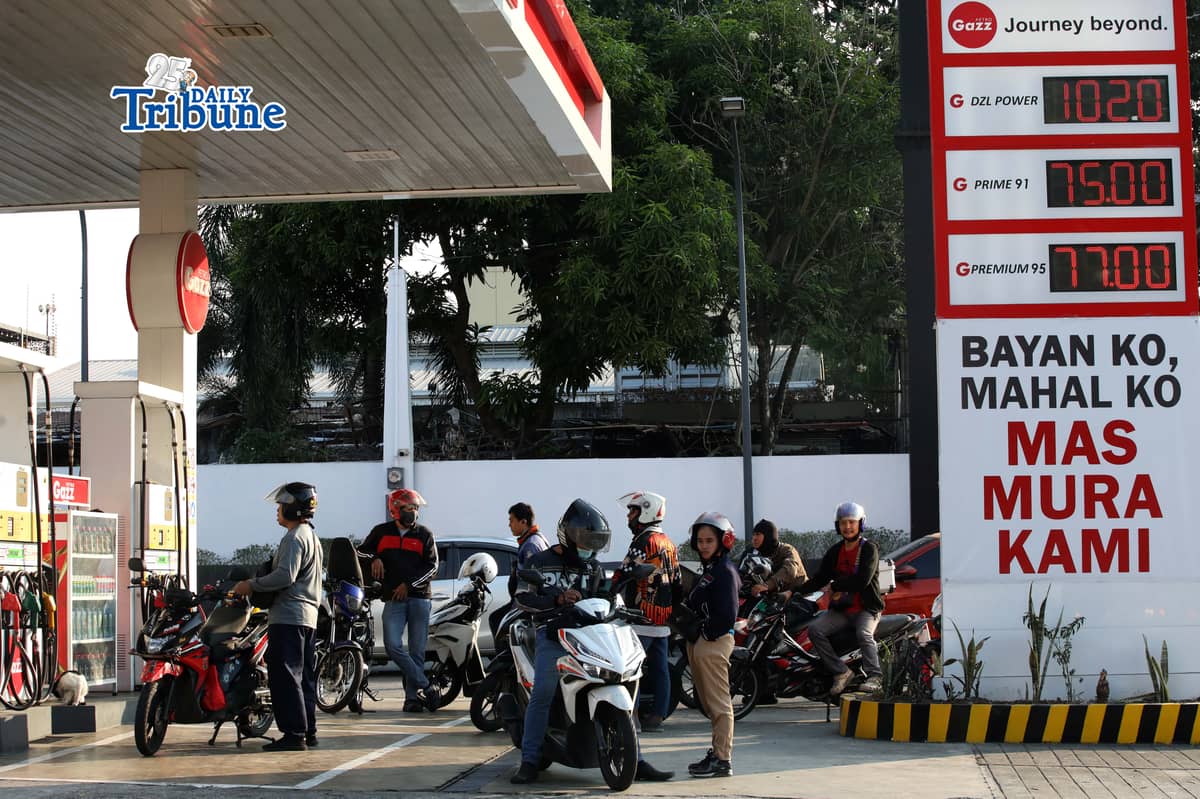 (March 28 2026) Motorists queue at Petro Gazz Station to refuel along Mindanao Extension in Quezon City on Saturday March 28 2026, the gas station put a tarpaulin with the sign “Bayan Ko Mahal Ko Mas Mura Kami”. Photo/Analy Labor
