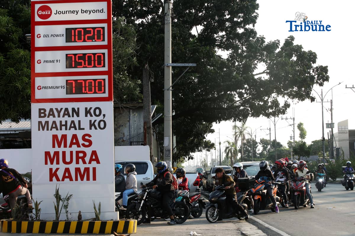 (March 28 2026) Motorists queue at Petro Gazz Station to refuel along Mindanao Extension in Quezon City on Saturday March 28 2026, the gas station put a tarpaulin with the sign “Bayan Ko Mahal Ko Mas Mura Kami”. Photo/Analy Labor