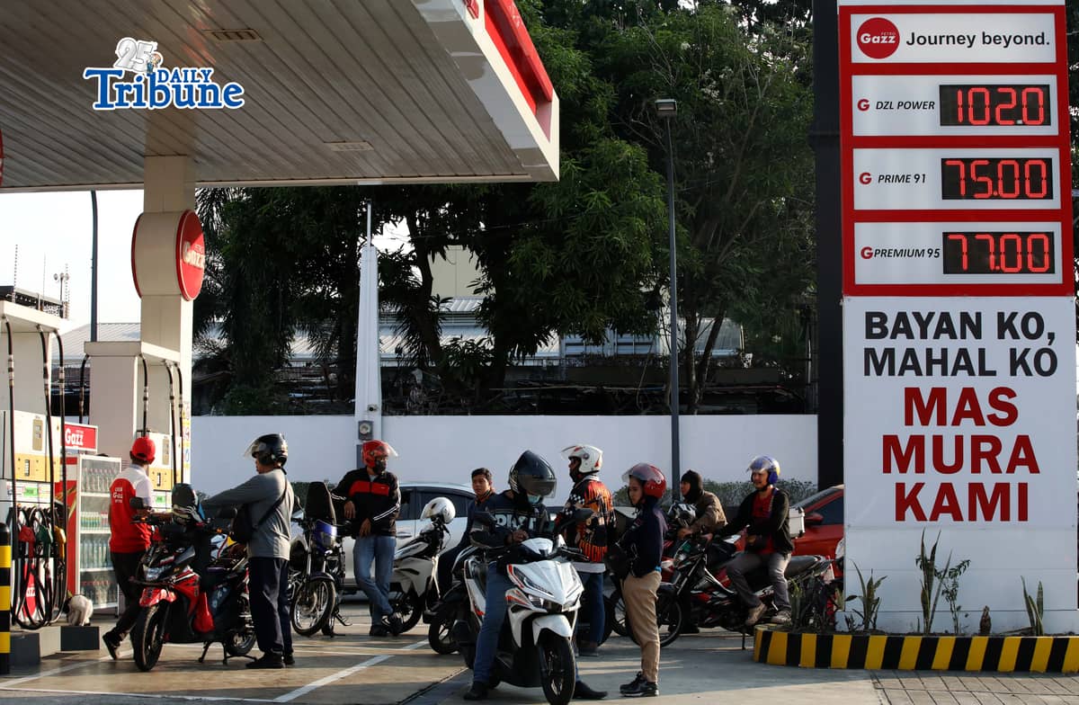 (March 28 2026) Motorists queue at Petro Gazz Station to refuel along Mindanao Extension in Quezon City on Saturday March 28 2026, the gas station put a tarpaulin with the sign “Bayan Ko Mahal Ko Mas Mura Kami”. Photo/Analy Labor