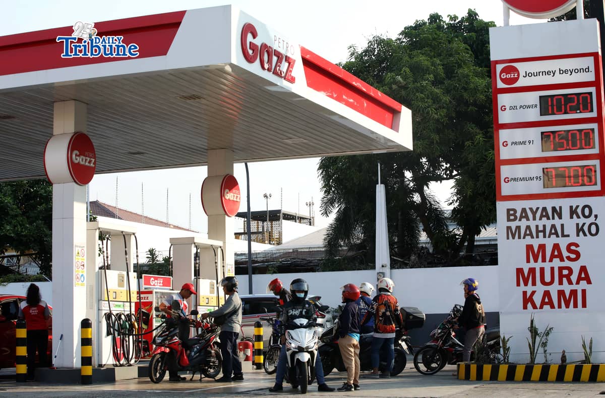 (March 28 2026) Motorists queue at Petro Gazz Station to refuel along Mindanao Extension in Quezon City on Saturday March 28 2026, the gas station put a tarpaulin with the sign “Bayan Ko Mahal Ko Mas Mura Kami”. Photo/Analy Labor