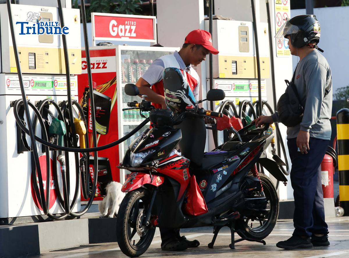 (March 28 2026) Motorists queue at Petro Gazz Station to refuel along Mindanao Extension in Quezon City on Saturday March 28 2026, the gas station put a tarpaulin with the sign “Bayan Ko Mahal Ko Mas Mura Kami”. Photo/Analy Labor