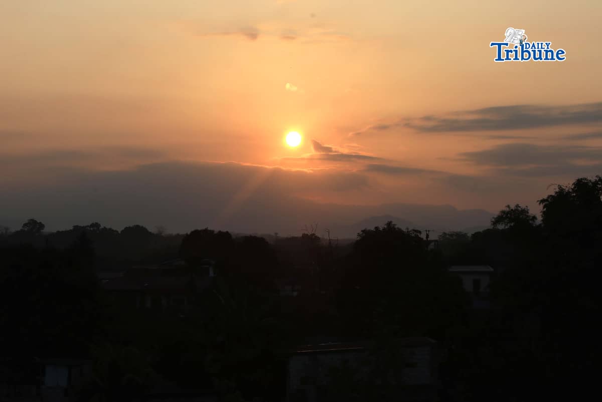 (March 28 2026) A Sunrise on a hazy morning seen from Caloocan City on Saturday March 28 2026. PAGASA warns of surging heat indices entering April 2026, with forecasts indicating "extreme caution" (33°C to 41°C) in many areas as the dry season peaks. Metro Manila is expected to experience temperatures between 35-39°C, and some regions may reach dangerously close to 40°C due to weakened northeast monsoon winds. Photo/Analy Labor