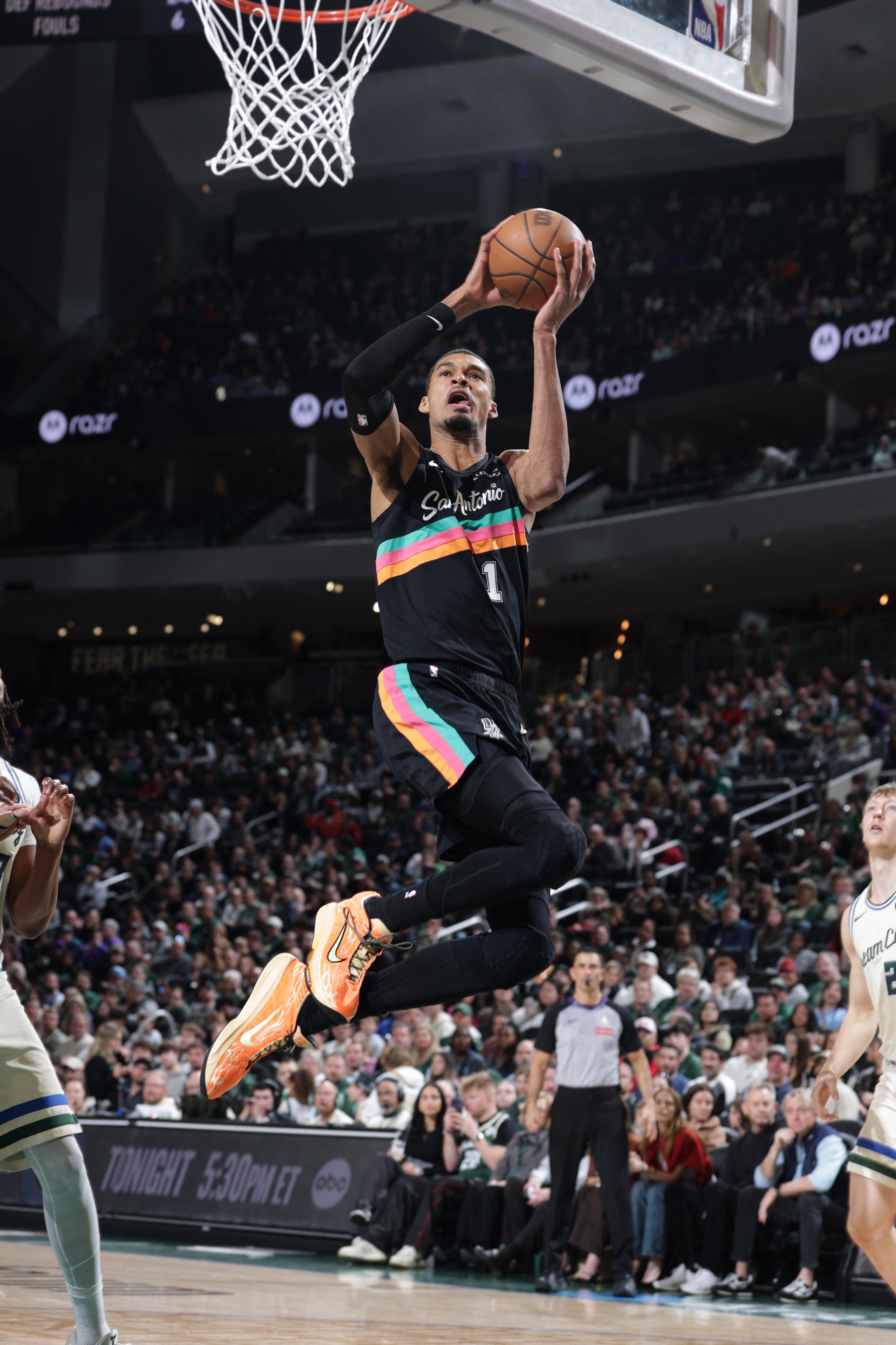 ‘Wemby’ powers Spurs to 8th straight win