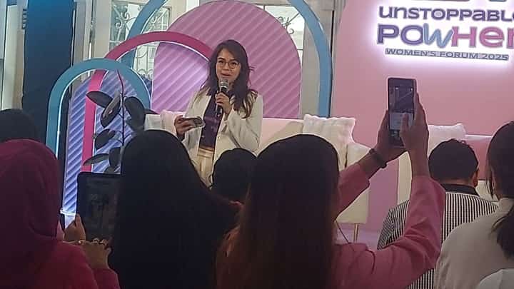DR. Ruela Joyce dela Rosa giving a talk on women's hygiene during the recent 'UnstoppablePowHER: The Watsons Women’s Forum' in Taguig City.