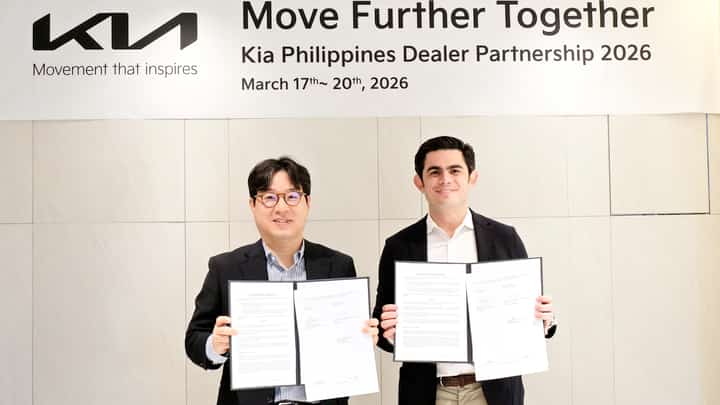 TAE-HUN Lee, executive vice president, head of Global Operations Division (left), with Jaime Zobel de Ayala, CEO of ACMobility (right), at the distributor agreement extension signing.