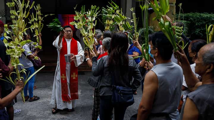 Palaspas for the homeless and wounded in Manila