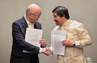 InfiniVAN, Inc. President Shigeki Nakahara (left) & APECO President & CEO Atty. Gil G. Taway IV shake hands after signing an MOU that will boost the digital infrastructure in the province of Aurora.